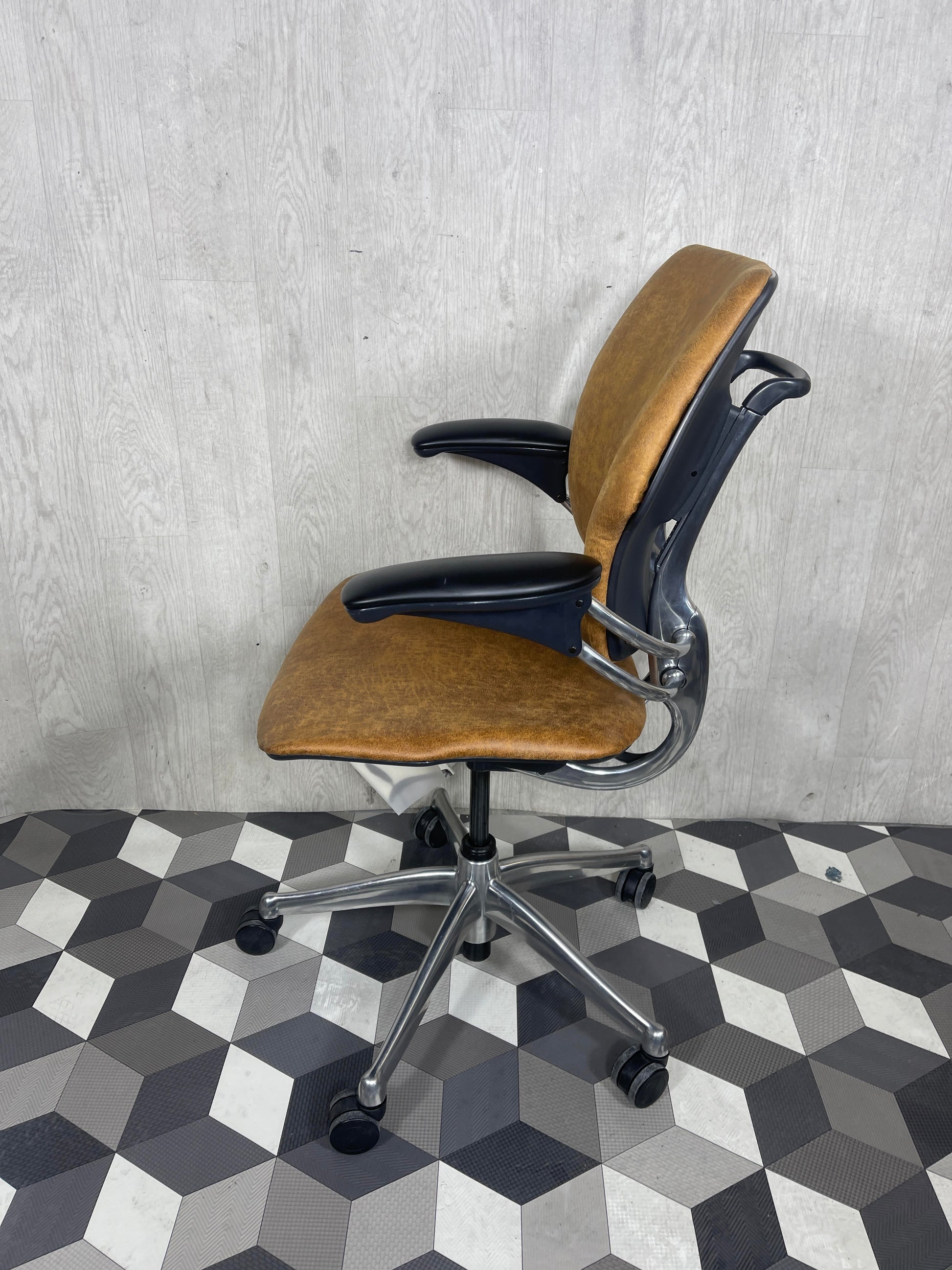 Humanscale Freedom Chrome Distressed Brown