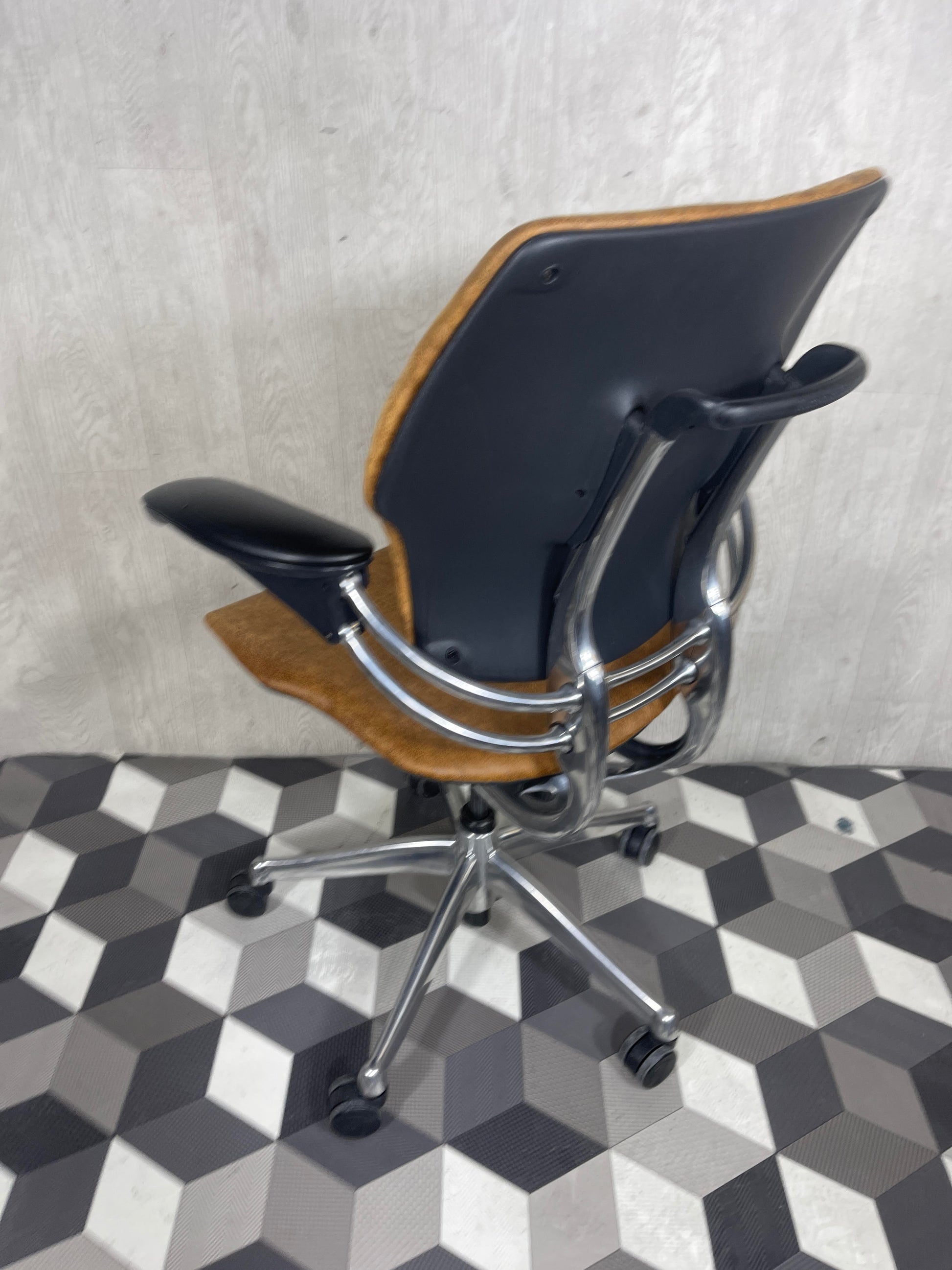 Humanscale Freedom Chrome Distressed Brown